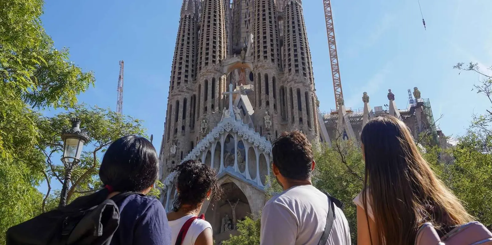 Sagrada Familia guided tour with tower access in Barcelona